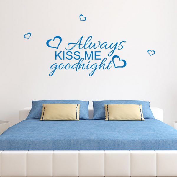 naklejka do sypialni na ścianę z napisem kiss me