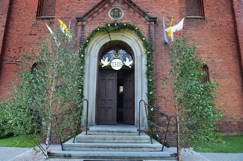 komunijna dekoracja wejścia do kościoła